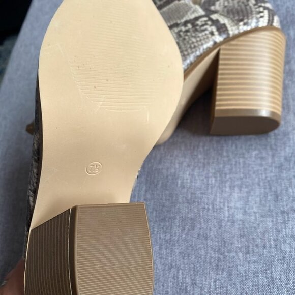 Slip on Cutout Pointed Toe Snakeskin Chunky Stacked Mid Heel Booties - Picture 2 of 3